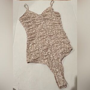 Le Lis Collection floral bodysuit in size S
